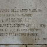 A ricordo dell�anno mariano, questa immagine della Madonnella, da oltre duecento anni qui venerata, torna al suo antico posto in nuovo splendore d�arte�. Cos� recita l�iscrizione...